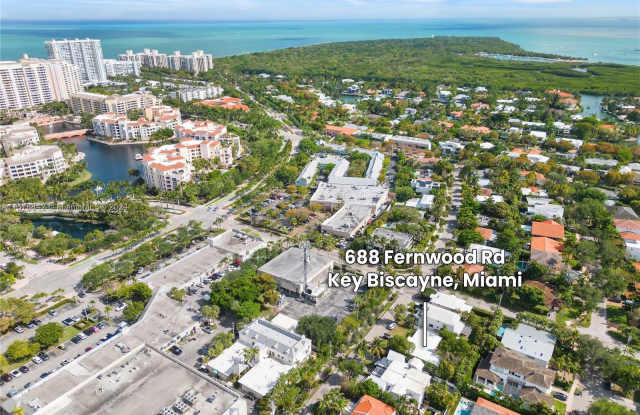688 Fernwood Rd
