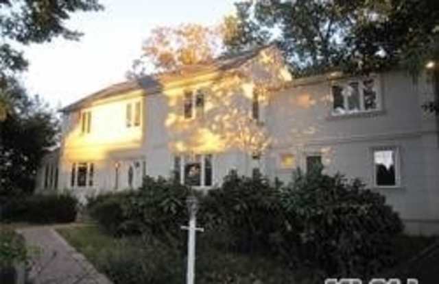 5 Stepping Stone Ln - 5 Steppingstone Lane, Kings Point, NY 11024