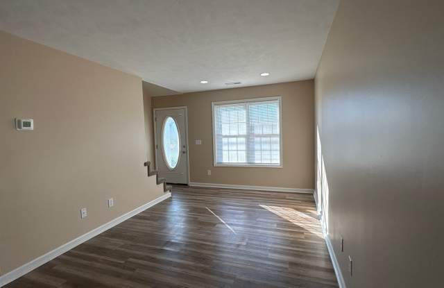 Spacious 3 Bedroom Townhome in Central Manchester Location..