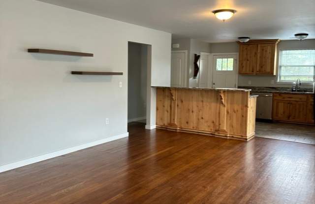 Special lowered rent opportunity Gorgeous remodeled 4bdr 2 bath house in the heart of Ellensburg