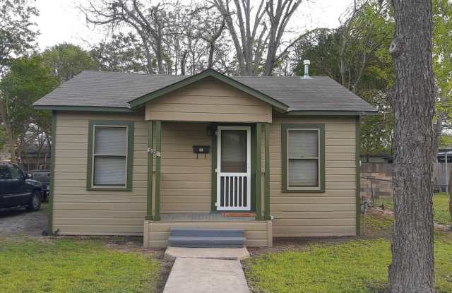 322 Thompson Pl - 322 East Thompson Place, San Antonio, TX 78225