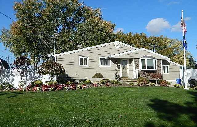 245 Oakland Ave - 245 Oakland Avenue, Deer Park, NY 11729