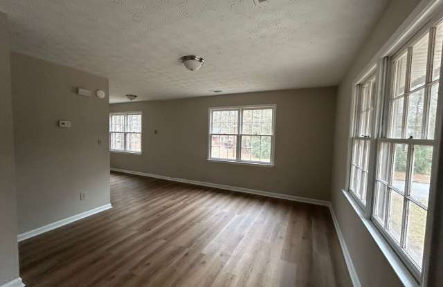 Ask how you can move into this Property with NO SECURITY DEPOSIT! 90E Meadowbrook Ct: 1BD, 1BA Unit in the heart of Fayetteville for rent. AVAILABLE NOW!