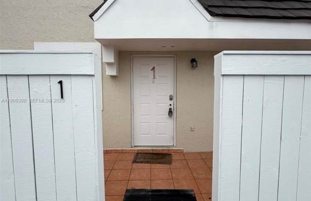 Photo of 4515 SW 68th Ct Cir