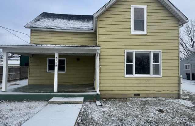 Photo of Welcome to this spacious 3-bedroom, 1-bathroom home located in the heart of Washington Courthouse, OH+