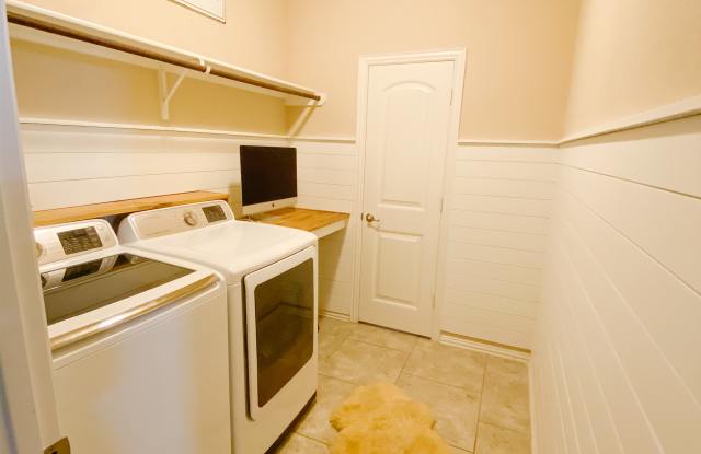 7048 Circle Cross Road