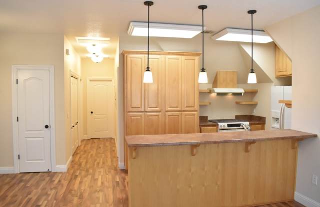 Photo of Davis Street, 400 #C