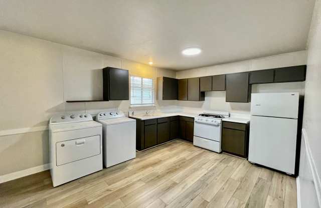 2 Bedroom / 1 Bathroom Duplex Unit with Washer/Dryer connections