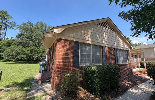 Pet Friendly 2 Bedroom, 1 Bath Duplex Close to Everything Wilmington has to Offer