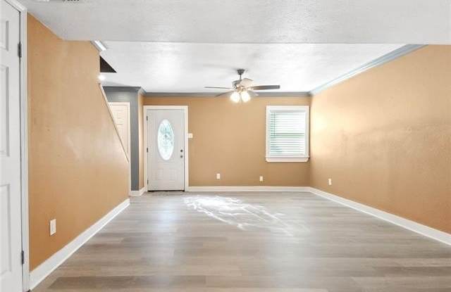 633/635 FARMINGTON Place