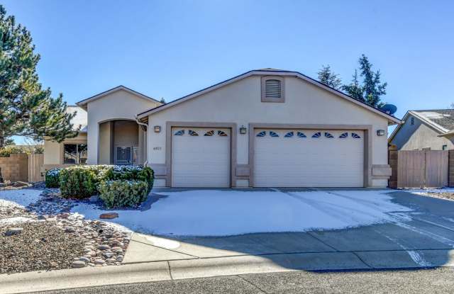 3 Bedroom + Den, 2 Bath Home in Granville!