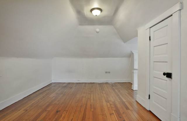 Photo of Great CENTRAL Location 5 Bedroom House - Virtual Showings Available