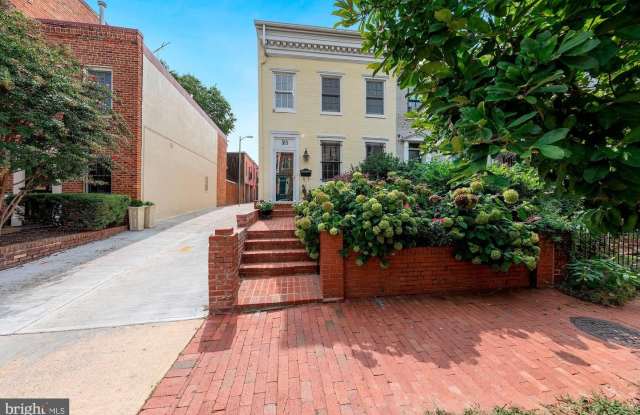 315 CONSTITUTION AVE NE