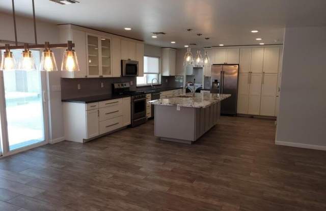 2821 E CORTEZ Street