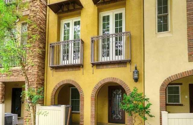 2440 E MONTECITO Avenue