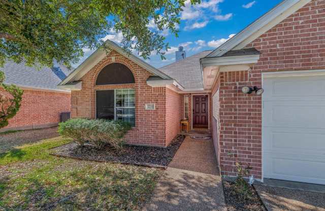 Beautiful 3/2 House in Edelweiss Estates! Pre-Leasing June 2026