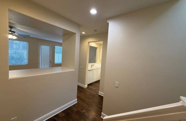 $675 Off First month's Rent - Cute Townhome near Camarillo High School