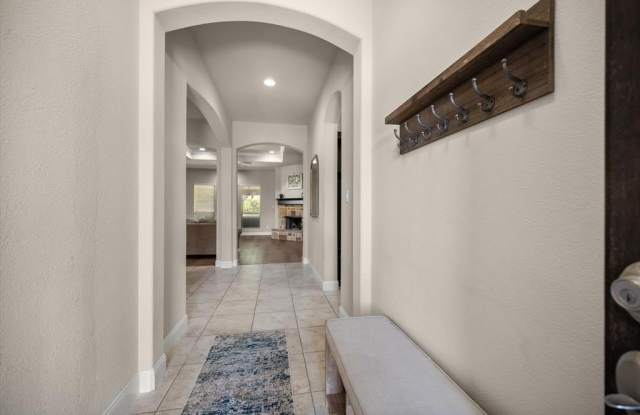 909 Thistle Hill Trail