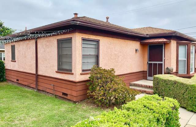 Quaint 1 Bedroom 1 Bath Cottage for Rent in Placentia! 129 1/2 Primrose Ave. - 129 Primrose Avenue, Placentia, CA 92870