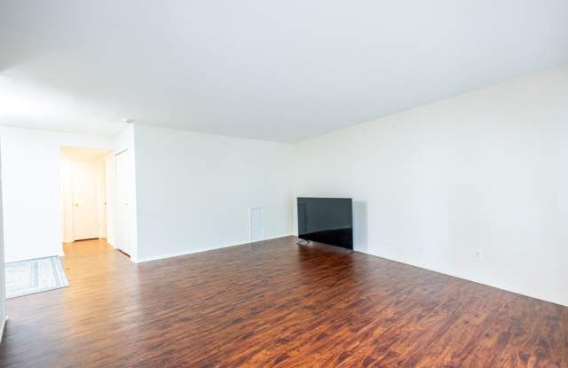 Charming 3 BR/2 BA Condo in Bethesda!