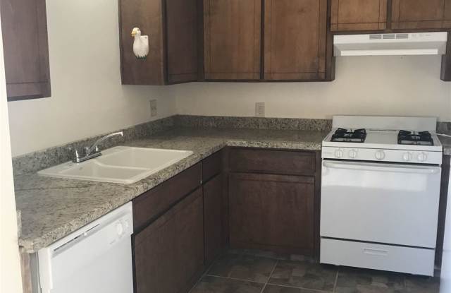 880 Greenfield Ave Apt F
