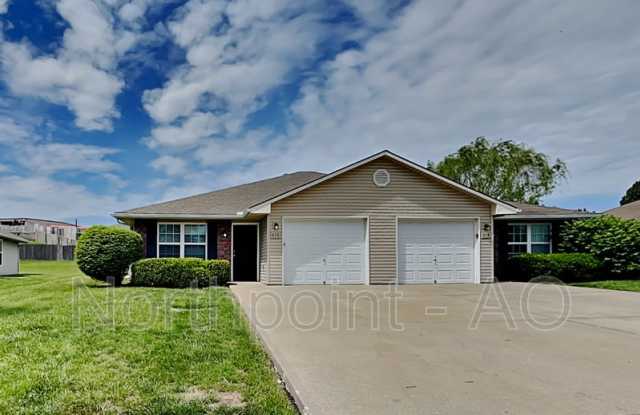 313 NW Woodbury Dr