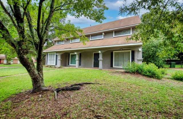 ** 6 Bed 2.5 Bath located by Lagoon Golf Course ** Call 334-366-9198 for a self showing