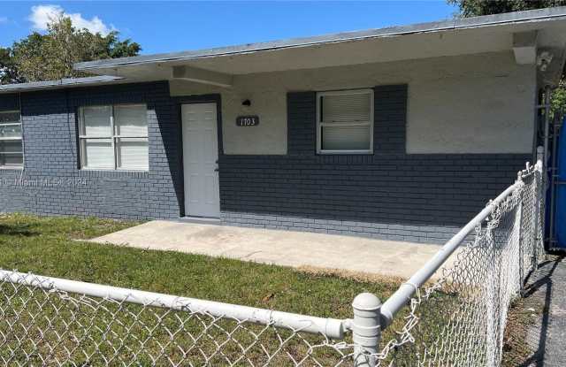 1703 NW 7th Ct