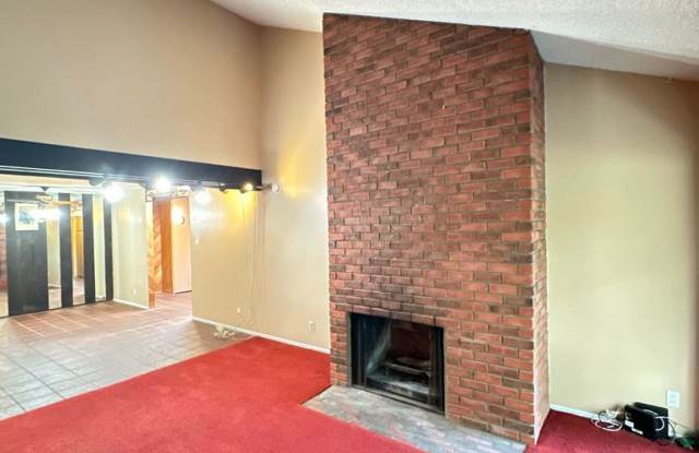 Long Beach 2 bed 2 bath - 2 Car Gar - Gated Community - Great Amenities!