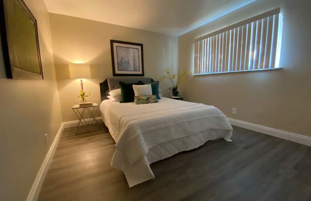 2512 Edison Avenue - Oak Plaza