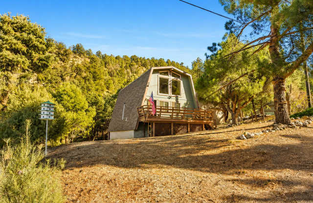 3-Bedroom Cabin with Spacious Loft, Large Deck & Fully Furnished(Optional)