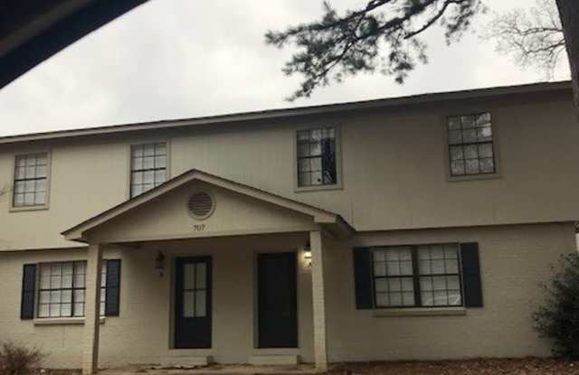 Excellent Location! 3 Bed 2.5 Bath Townhouse!