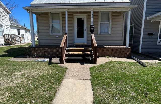 Three Bedroom Home Near Gundersen - 1221 4th Street South, La Crosse, WI 54601