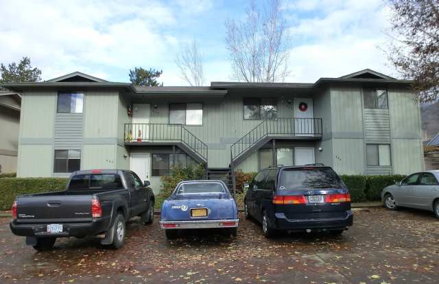 Upstairs Apartment Near Food and Shopping