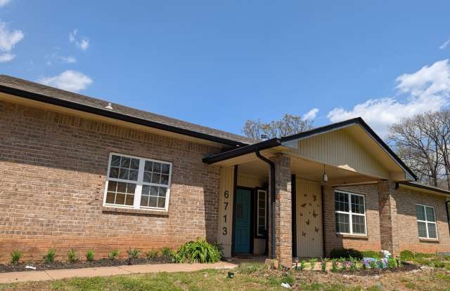 Photo of Spacious 4BR Homestead in Norman (5 Acres)