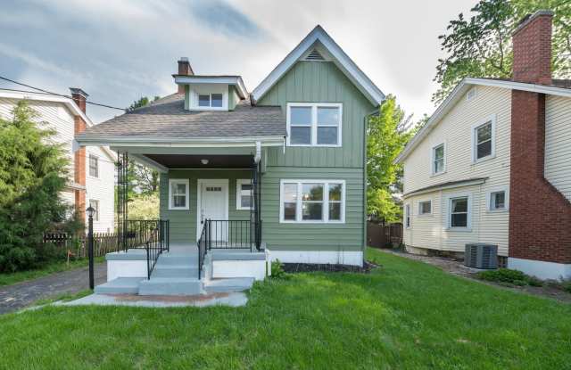 Spacious, LIke new 2 bed 2 story home in Madisonville. photos photos