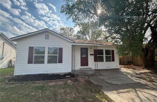 Photo of 2111 E Red River Street