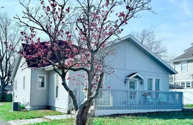 Beautifully Updated 3-Bedroom Home in Downtown Lee’s Summit!