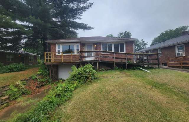 2 Bedroom / 1.5 Bathroom House with Garage