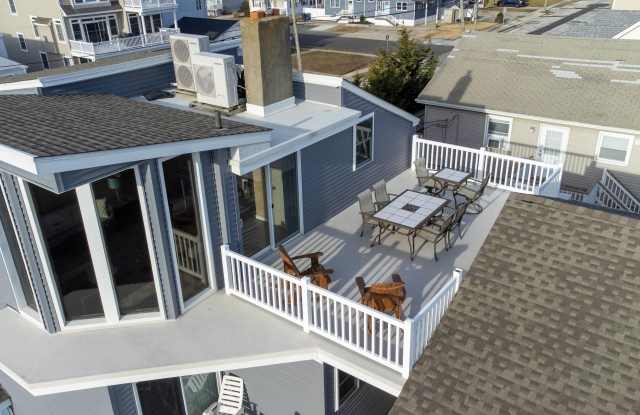 300 Beach Ave E