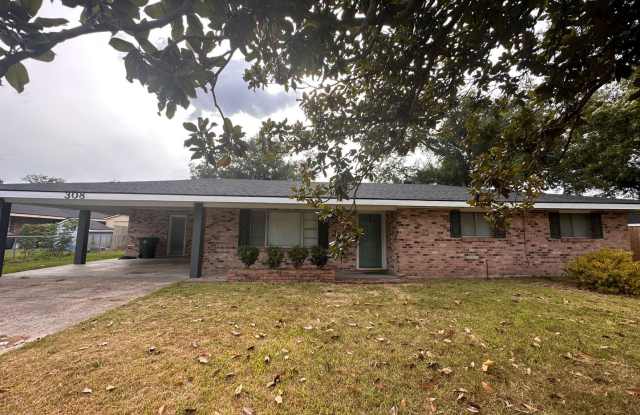 308 Crestwood St - 308 Crestwood Street, Lake Charles, LA 70605