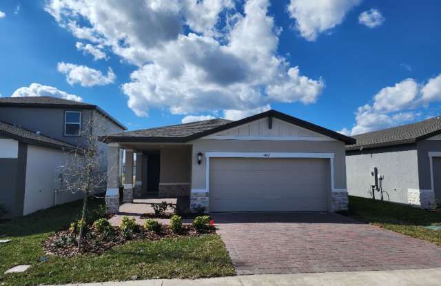 LIKE NEW!!! 4-Bedroom, 2-Bathroom in Villamar/Winter Haven