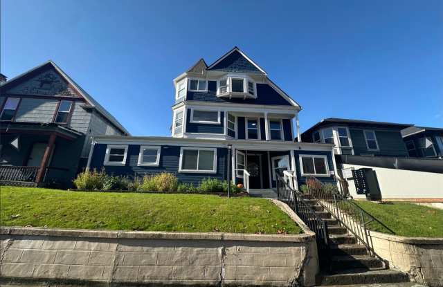 Light-Filled Studio Apartment in the Heart of Everett