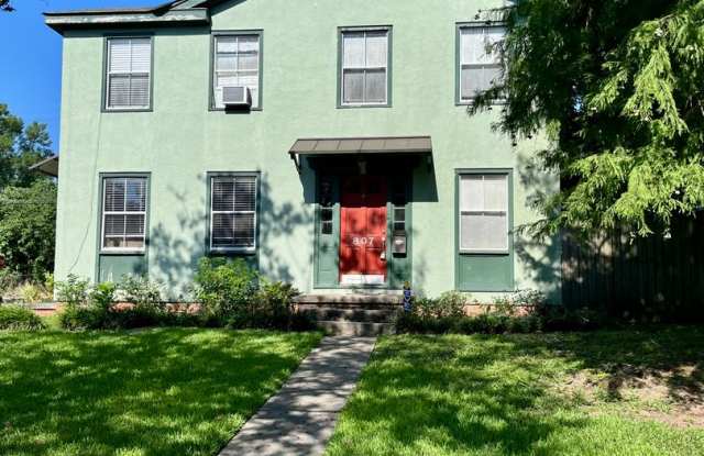 Great location in Garden District seconds from Downtown and LSU!