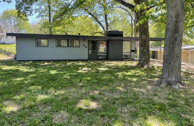 1050 Robinwood Dr