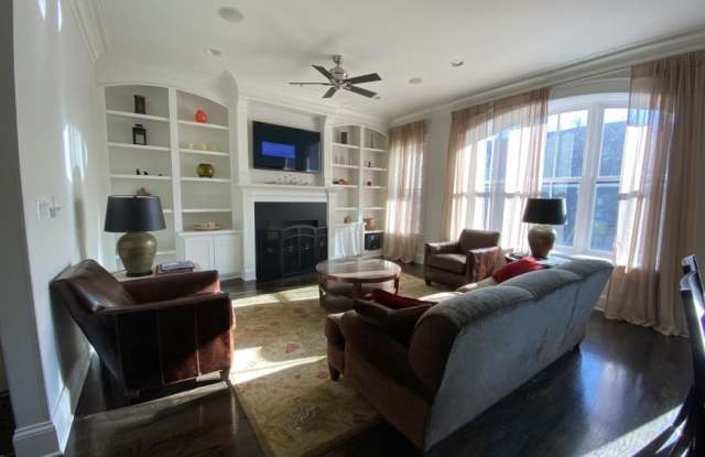 Photo of 2138 West Roscoe St.