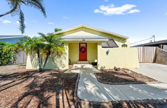ANNUAL RENTAL - 3 Bedroom 2 Bath Single Family Home - Naples Park