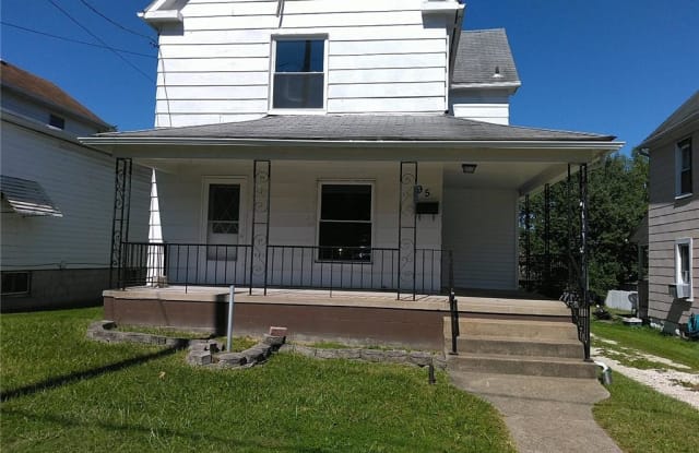 95 Elm St - 95 Elm Street, Struthers, OH 44471