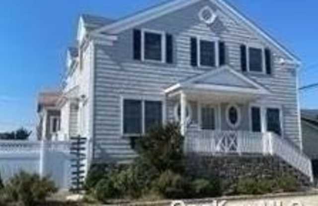 707 W Olive Street