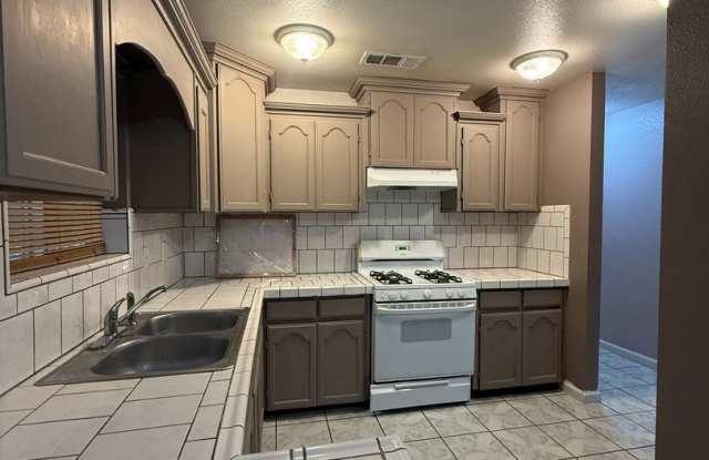 Beautiful home in the heart of Cutler, CA!